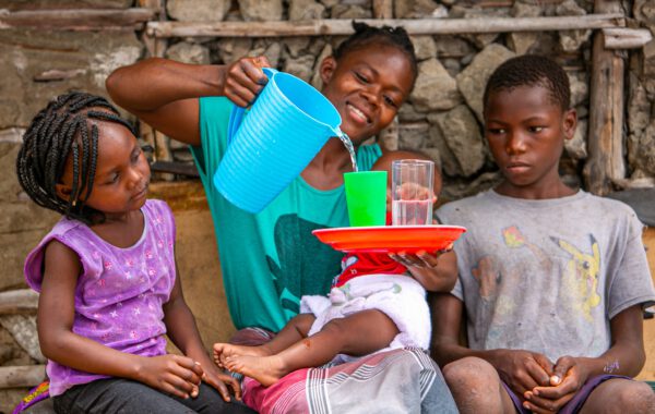 Henriqueta and her children access water