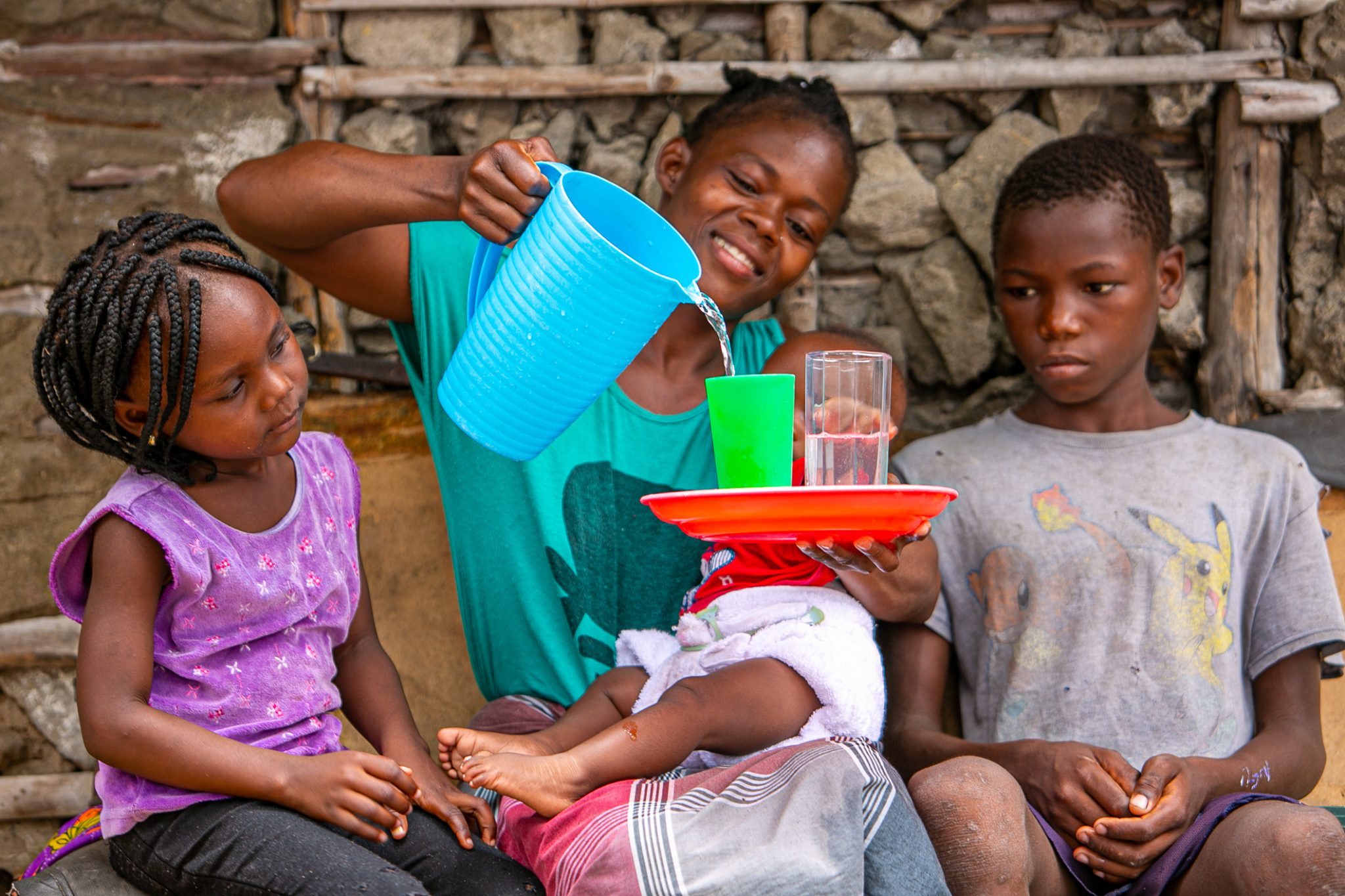 Henriqueta and her children access water